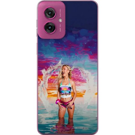 Kompatibelt Mobildeksel til Motorola Moto G55 Blond kvinne i fargerik strandantrekk som leker i havet ved solnedgang