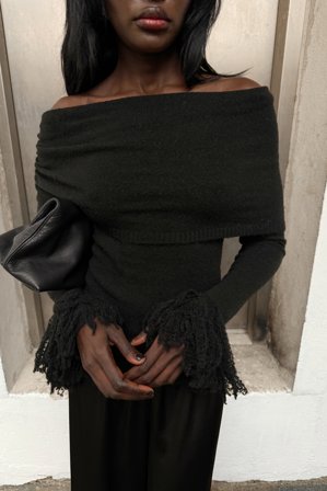 Amy Lefévre x NA-KD Pull en maille à épaules dénudées et franges - Pulls - Noir - XS (EU 32)