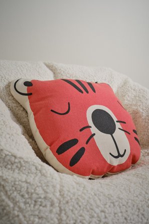 Jotex - Pute 40x40 Cm rød/svart - TIGER - Kjøp Barneputer hos Jotex