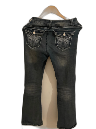 Blå bootcut jeans med fick med knapar och med en fin design av fjärilar