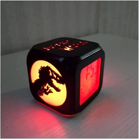Jurassic Park Dinosaur 3D Stereo Pieni Her tyskello Luova LED Y valo Elektroninen Kello Y p yd n Kello Makuuhuoneen Tunnelmavalo - USB:ll (FMY)