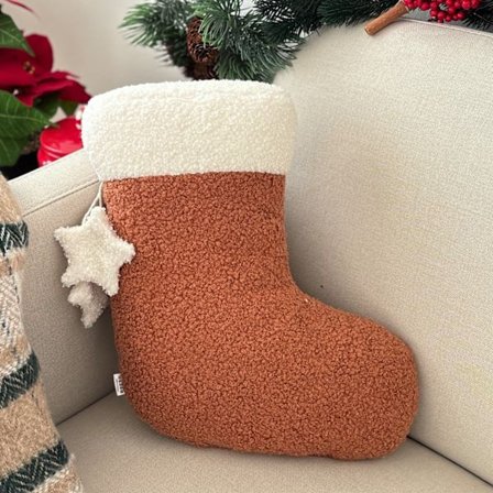 Julestrømpeformet pute i rustfarget bouclé