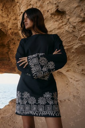 NA-KD langärmeliges Minikleid mit Stickerei - Print Kleid - Schwarz - EU 32