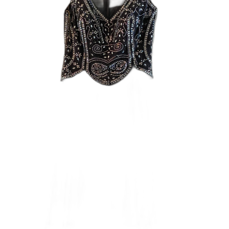 En lång svart klänning med pärl detaljer