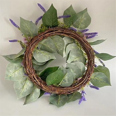 Kevätkranssi etuoveen, koristeet oven koristeluun ulkona, ovikranssi seinälle maalaistaloon