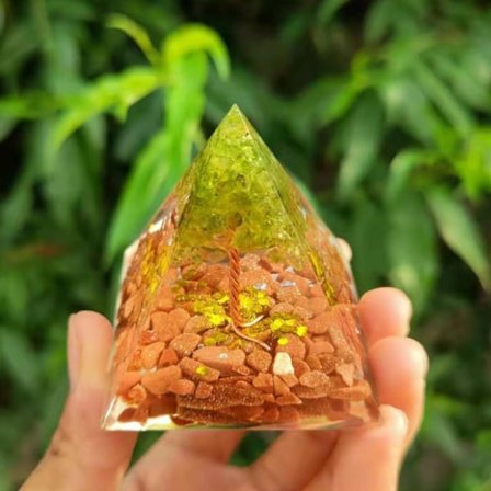 Krystallenergi-pyramide for meditasjon og chakrahealing Gems DXGHC