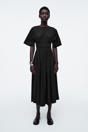 COS Femme Robe Midi Froncée Au Dos Ouvert Dress in Noir