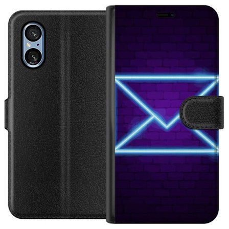 Yhteensopiva Lompakkokotelo Sony Sony Xperia 5 V Neonilta illuustraatio kirjekuoresta sinisessä valossa lila tiiliseinää vasten, nykyaikainen symbo