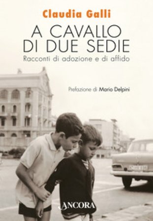 A cavallo di due sedie. Racconti di adozione e di affido Claudia Galli