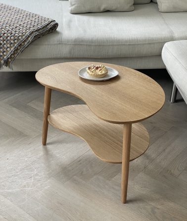 Lille bønnebord med lav hylde – massiv eg