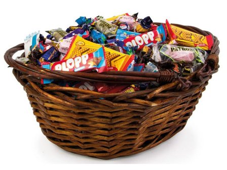 KARAMELLO Godis Presentkorg brun inslaget 3,5kg - Lyreco - Kök och servering - Ätbart - Godis och choklad