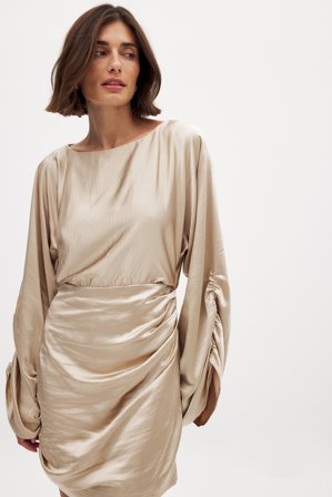 NA-KD - Drapert satengkjole med detaljer - Draperte kjoler - Beige - EU 34