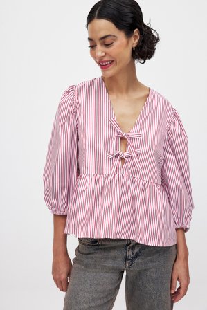 NA-KD - Tie Front Puff Sleeve Blouse - Bluser - Rød/Stripetete - EU 34