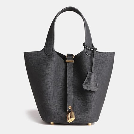 Stor svart kveskinnsveske i bøtteform med lycheedesign for daglig bruk