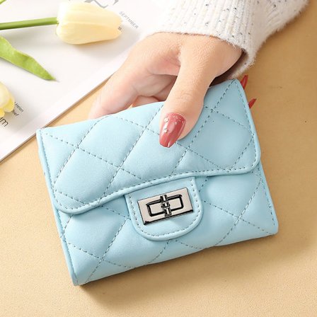 Pienet lompakot naisille muodikkaalla ruutukuviolla