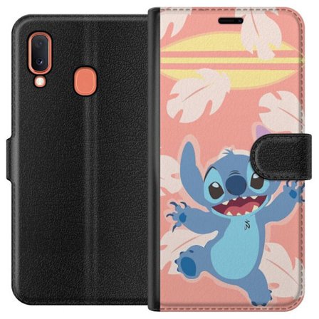 Kompatibel Tegnebogsetui til Samsung Galaxy A20e Glad illustration af Stitch der hopper foran lyserød baggrund med surfbræt