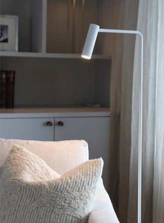 Slim gulvlampe - matt hvit