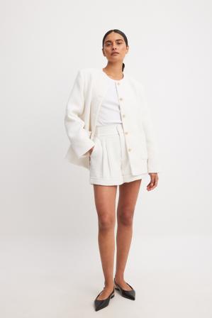 Chloe Rose x NA-KD - Shorts i tweed med midjebelte og plissedetaljer - Sommersett - Hvit - EU 44