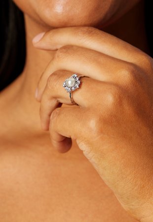 LILY AND ROSE Emily Pearl Ring Ivory Klær