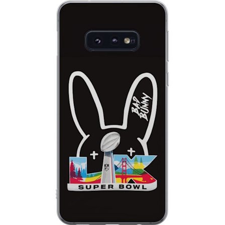 Kompatibelt Mobildeksel til Samsung Galaxy S10e Bad Bunny portrett med åpen skjorte, tatoveringer og krøllete hår i stilfull motefotografering
