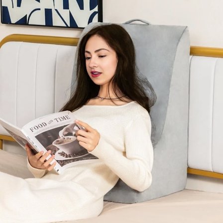 Ergonominen kiilatyyny sänkyyn ja sohvalle – harmaa