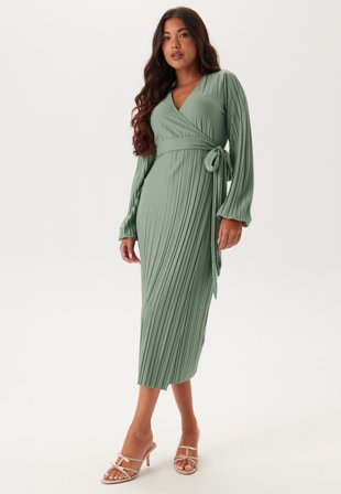Bubbleroom - Pleated Wrap Dress - Dusty green - Kläder Omlottklänning