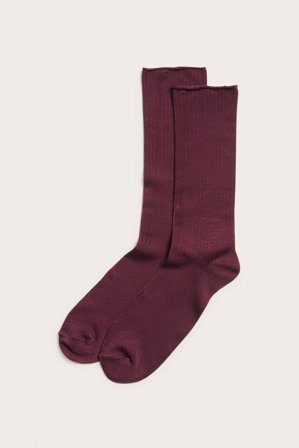 Kappahl | Ribbade glansiga strumpor | Vinröd