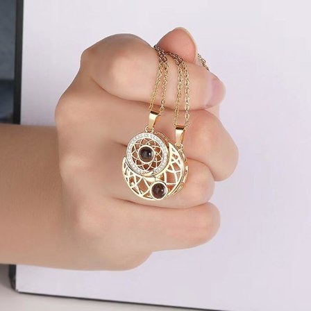 Ett par trendiga manliga studenter älskar minnesprojektion sol måne stjärna hänge skarvad fas attraktion nyckelben kedja (gyllene)