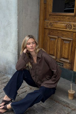 Shpresa x NA-KD - Bluse med broderi og lange ermer - Skjorter - Brun - EU 40