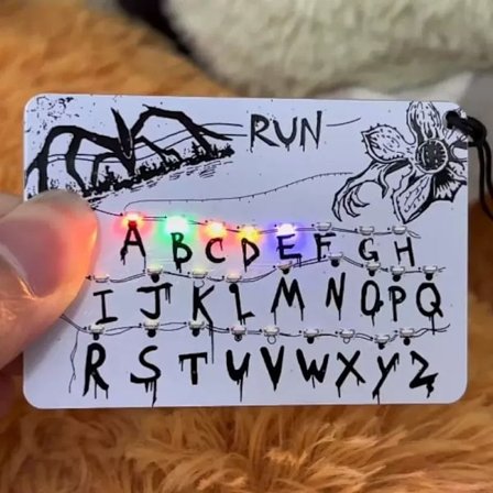Stranger Things-tema kortlys, 26 bogstavlys, løberygsæk charms, køleskabsmagneter og væglamper. Hvid