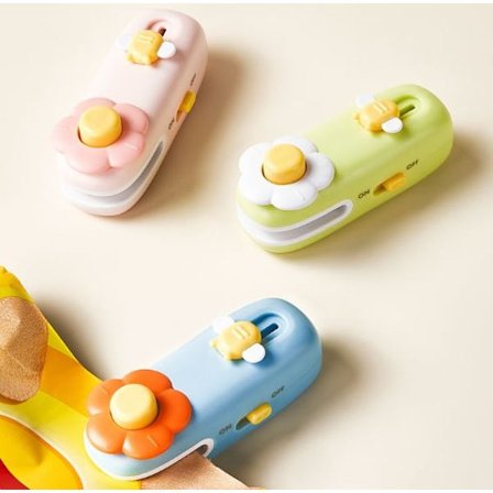 Blå Oransje Gul Plast Manuell Poseforsegler Med Blomst Bie Design Liten Kompakt Bærbar Lett Forseglingsverktøy For Plastposer Hjem Kjøkken Bruk