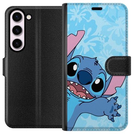 Kompatibelt Lommeboketui til Samsung Galaxy S23 Leken illustrasjon av Stitch som strekker seg mot kameraet på lyseblå blomstret bakgrunn