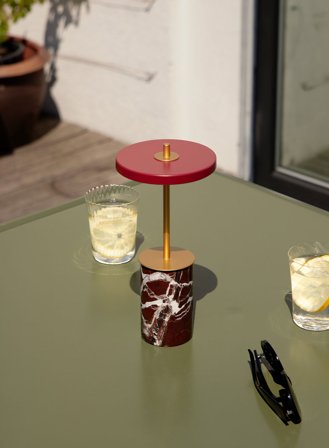 Asteria Move mini oppladbar bordlampe - rød marmor