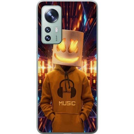 Yhteensopiva Puhelinkuori Xiaomi 12 DJ-hahmo valaisevassa kypärässä ja hupparissa futuristisessa musiikkiympäristössä neonvalojen keskellä.