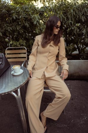 Cecilie Haugaard x NA-KD Raka byxor med mellanhög midja - Raka byxor - Beige - EU 34