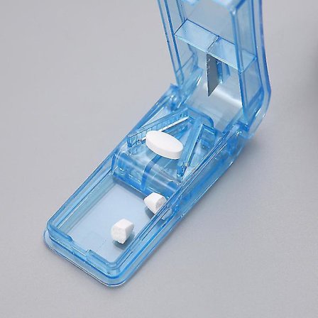 V-spår pillerkutter perfekt för att skära piller i alla storlekar för medicin, pillerlåda för delning