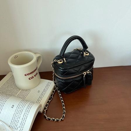 Naisten miniolkalaukku Timanttinahkainen käsilaukku Pieni ruudullinen ketjulaukku Naisten yksinkertainen muoti Crossbody-laukku Black