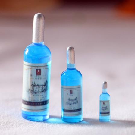 Miniatyrmøbler Leketøy Dukkehus DIY dekorasjon Tilbehør Mini vinflasken Blue 4.5x17.5mm