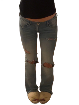 Ljusblå bootcut jeans med slitningar