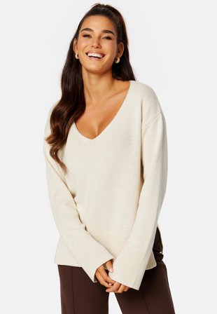BUBBLEROOM Maya v-neck slit sweater Cream Klær
