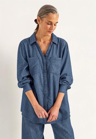 Cellbes of Sweden - Cowboyskjorte med knapper i mellemblå / denim til damer i størrelse 46/48