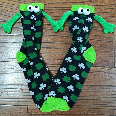 Roligt par som håller strumpor som håller händerna Sock STYLE 6 STYLE 6