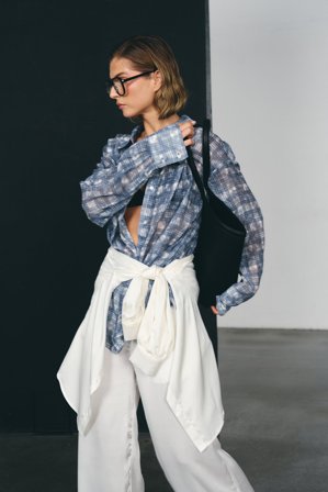 Laura Wittek x NA-KD - Rutete skjorte med distress - Skjorter - Blå/Sjekket - EU 36