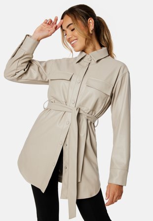 BUBBLEROOM Connie PU Schacket Light beige Klær