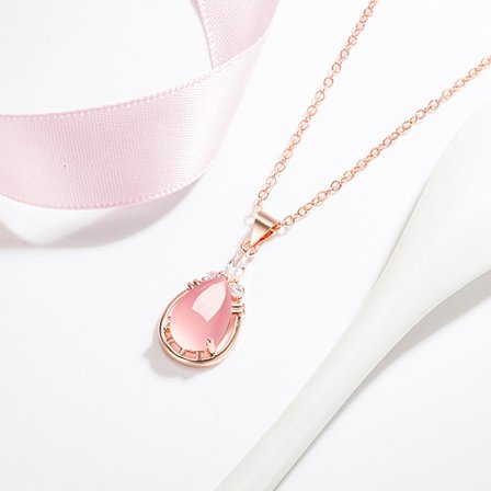 Japanskt och koreanskt temperamentsfullt halsband för kvinnor droppformat rosa kristallhänge Enkelt nisch O-formad kedja choker rosékvartshänge