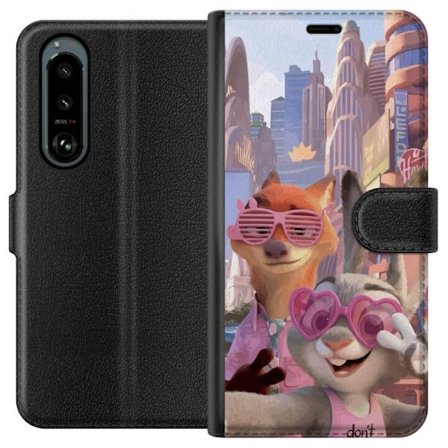 Yhteensopiva Lompakkokotelo Sony Sony Xperia 5 III Animoituja eläimiä aurinkoisessa kaupunkiympäristössä, joilla on pinkit aurinkolasit ja positi