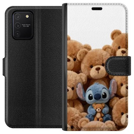 Kompatibelt Lommeboketui til Samsung Samsung Galaxy S10 Lite Søt og trygg illustrasjon med Stitch omgitt av teddybjørner som skaper en varm og leken