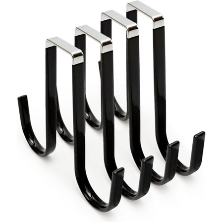 Dobbeltsidet over døren kroge til tøj. Over døren krog sæt med fire