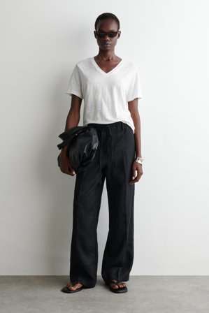 COS Lniany T-Shirtem Z Dekoltem W Kształcie Litery V in Biały