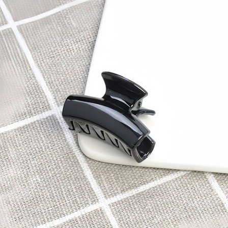 Musta kiiltävä kaareva muotoilu, luistamaton, uudelleenkäytettävä, keskikokoinen, kestävä muovinen kynsiklipsi turvalliseen paksujen hiusten 